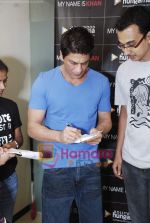 Shahrukh Khan at Reebok and bollywoodhungama.com meets the My Name Is Khan online contest winners in Mannat on 23rd March 2010 (6).JPG
